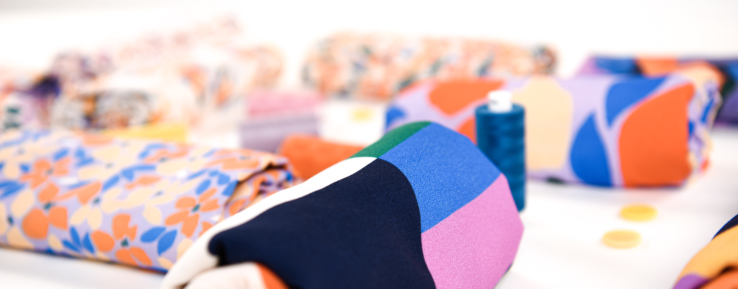 Présentation des tissus "toucan" qui font partie de la collection UNE paradis