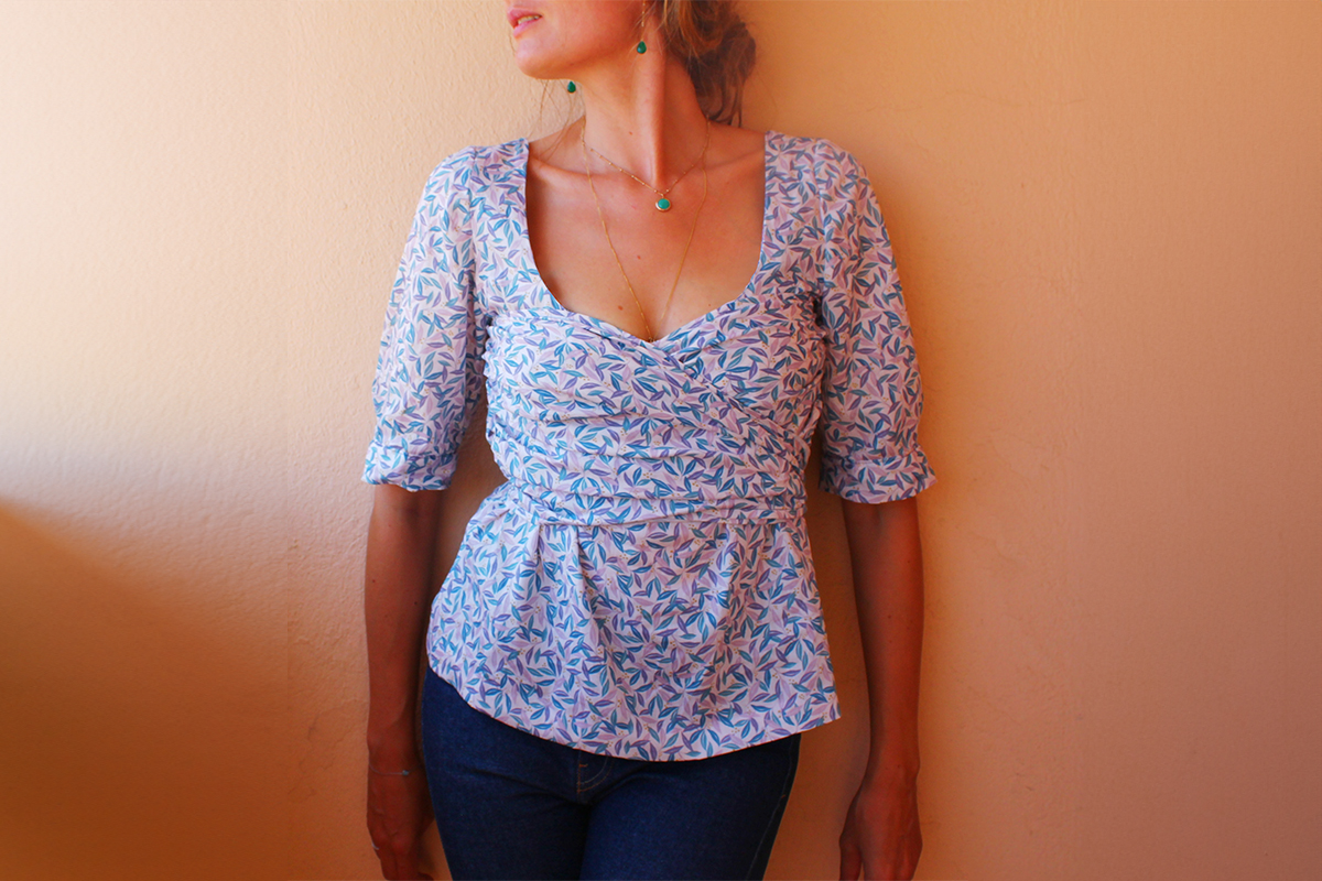 abies_couture dans un blouse en tissu issu de la collection UNE Allure bambou