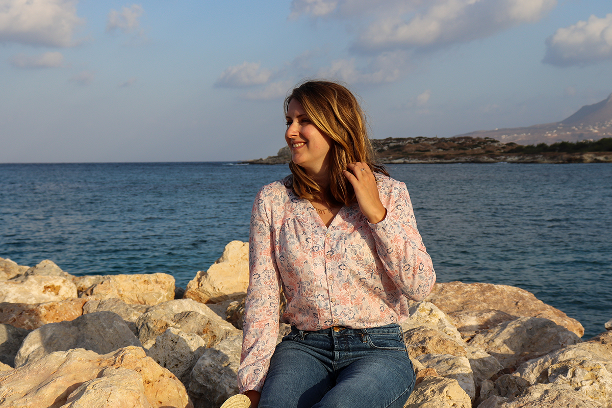 couchette_cherie dans un chemisier fait en tissu issu de la collection UNE Allure Ballet de chez Stragier