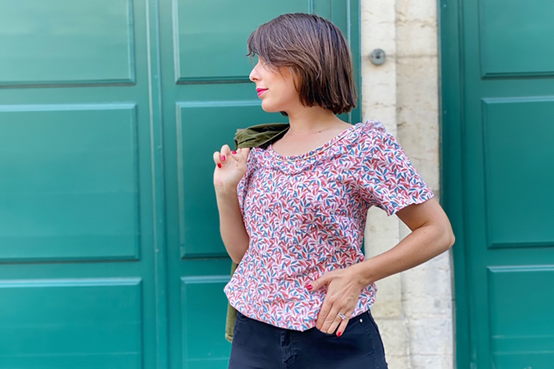 happy_as_a_bee dans une blouse faite de tissu de la collection UNE Allure de chez Stragier