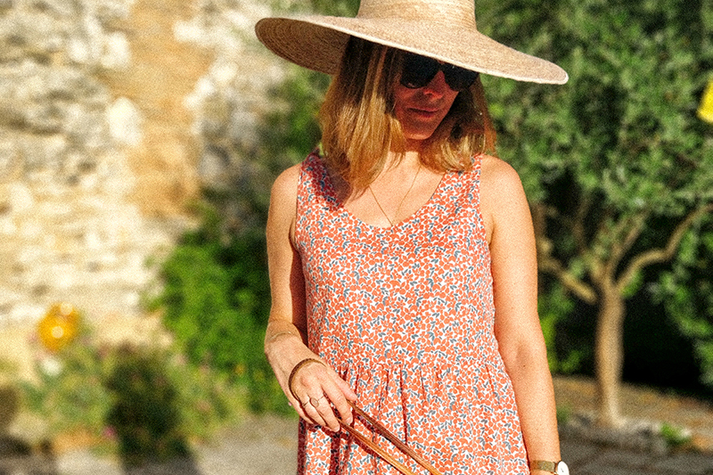 happy_watercolor dans une robe faite en tissu de la collection UNE Allure de chez Stragier