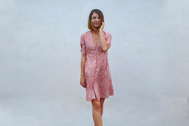 Luluroncin dans une robe faite en tissu UNE Allure de chez Stragier