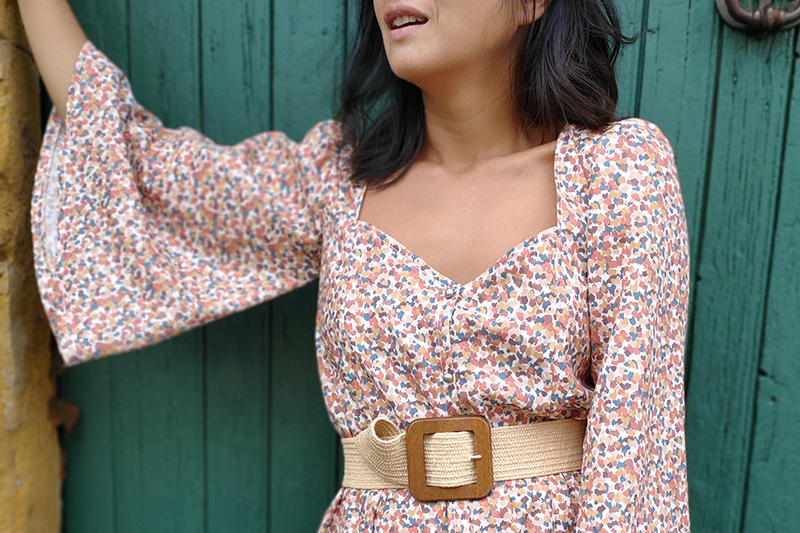 my_dress_made dans une robe faite en tissus de la collection UNE Allure de chez Stragier