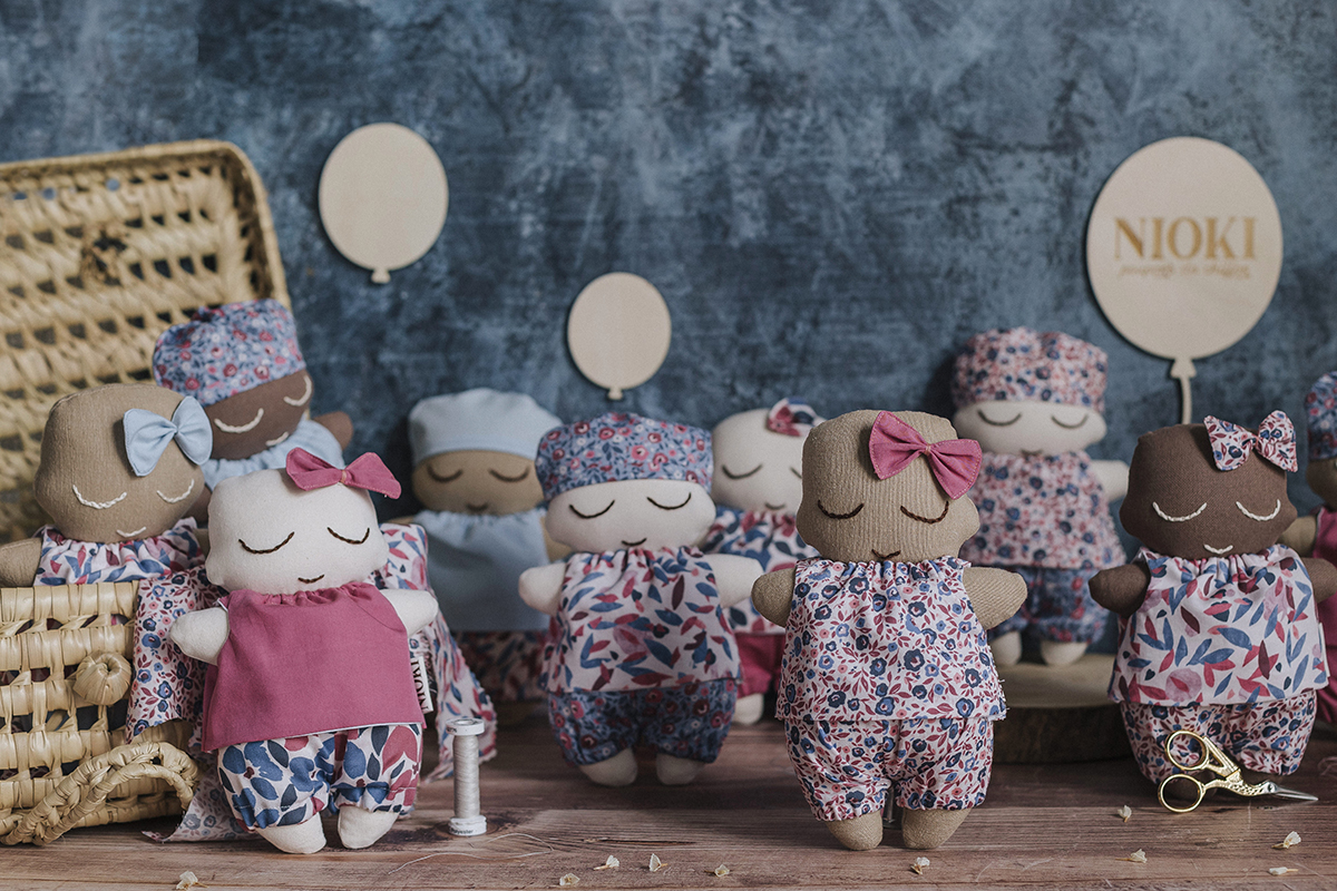 Nioki vêtements pour poupées faites à partir de tissus issu de la collection UNE Evasion Laponie de chez Stragier