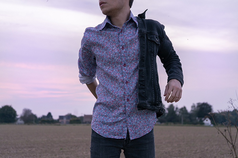 Baptiste dans une chemise UNE Evasion