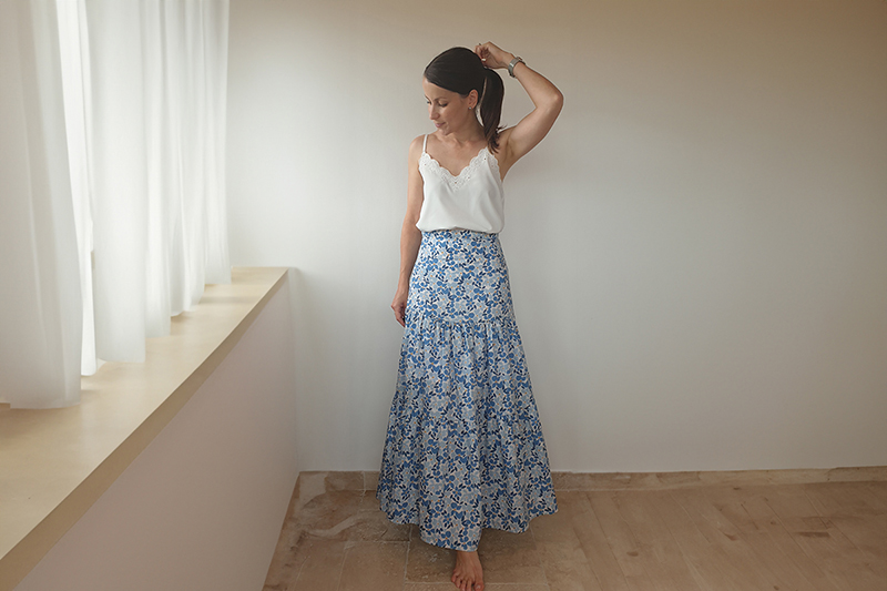 e_mily_couture dans une jupe faite de tissus de la collection UNE Evasion de chez Stragier