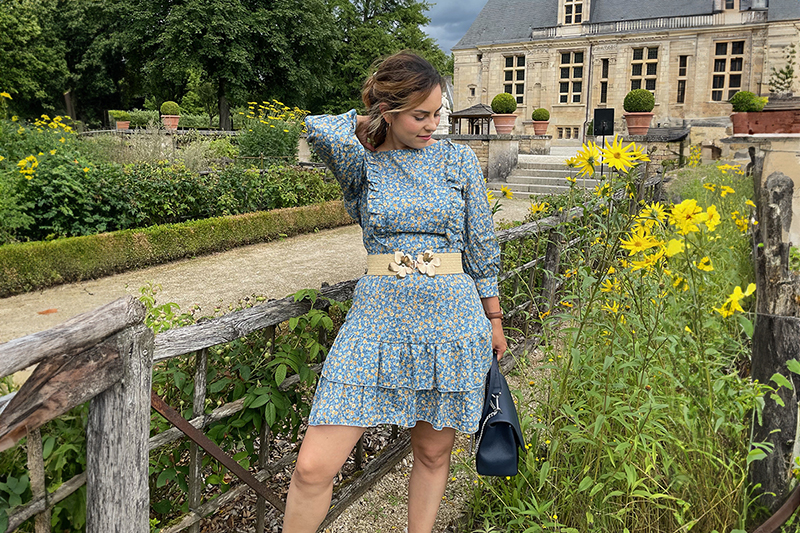 petit_atelier_fleuri dans une robe faite en tissu de la collection UNE Evasion