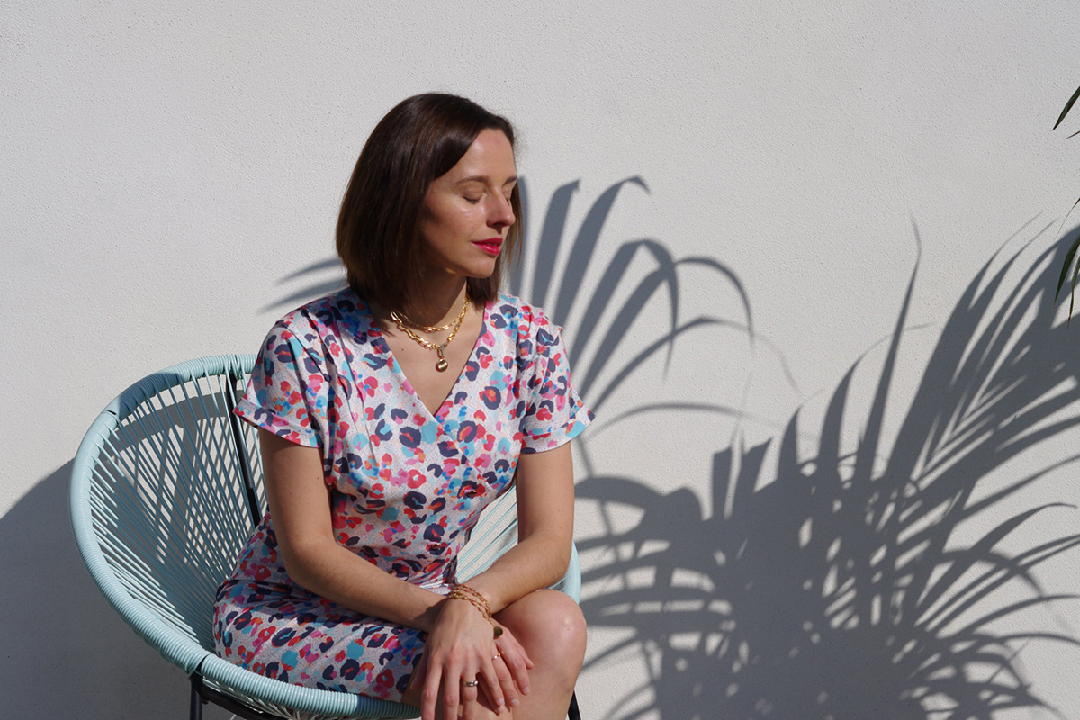 UNE-Origine-Maison Fauve-01-1200x800 maison_fauve dans une robe faite en tissus UNE Origine rose marine