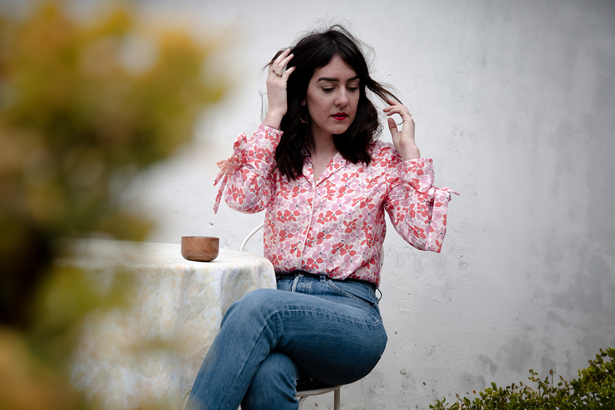 UNE-Origine-charlene hands-02-1200x800 charlene_hands dans un chemiser dont le tissu provient de la collection UNE Origine rose marine