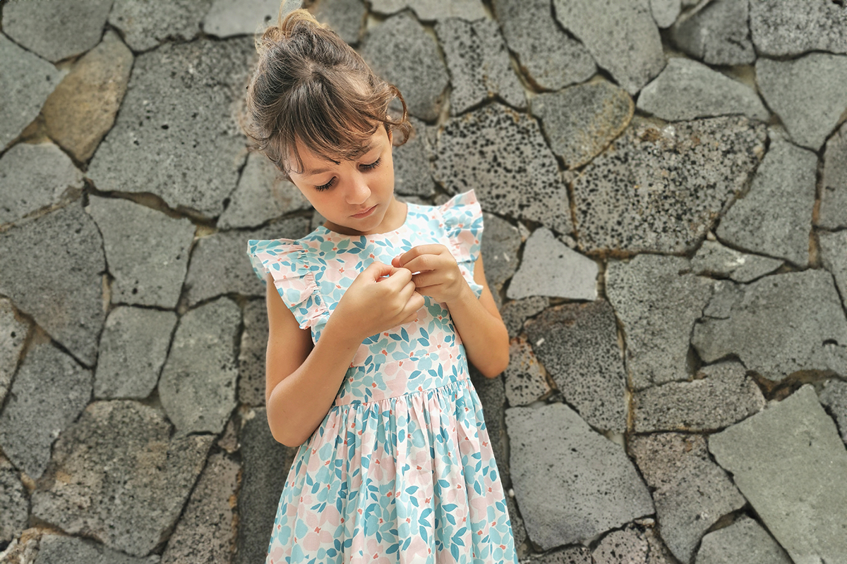 Robe faite dans un tissu de la collection UNE Origine menthe pêche de chez Stragier