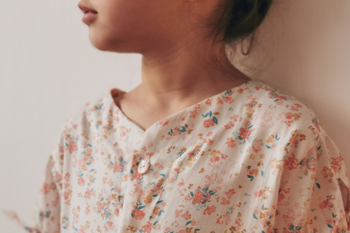 UNE-Origine-precious family-01-1200x800 enfant dans un pyjama en tissu de la collection UNE Origine menthe pêche