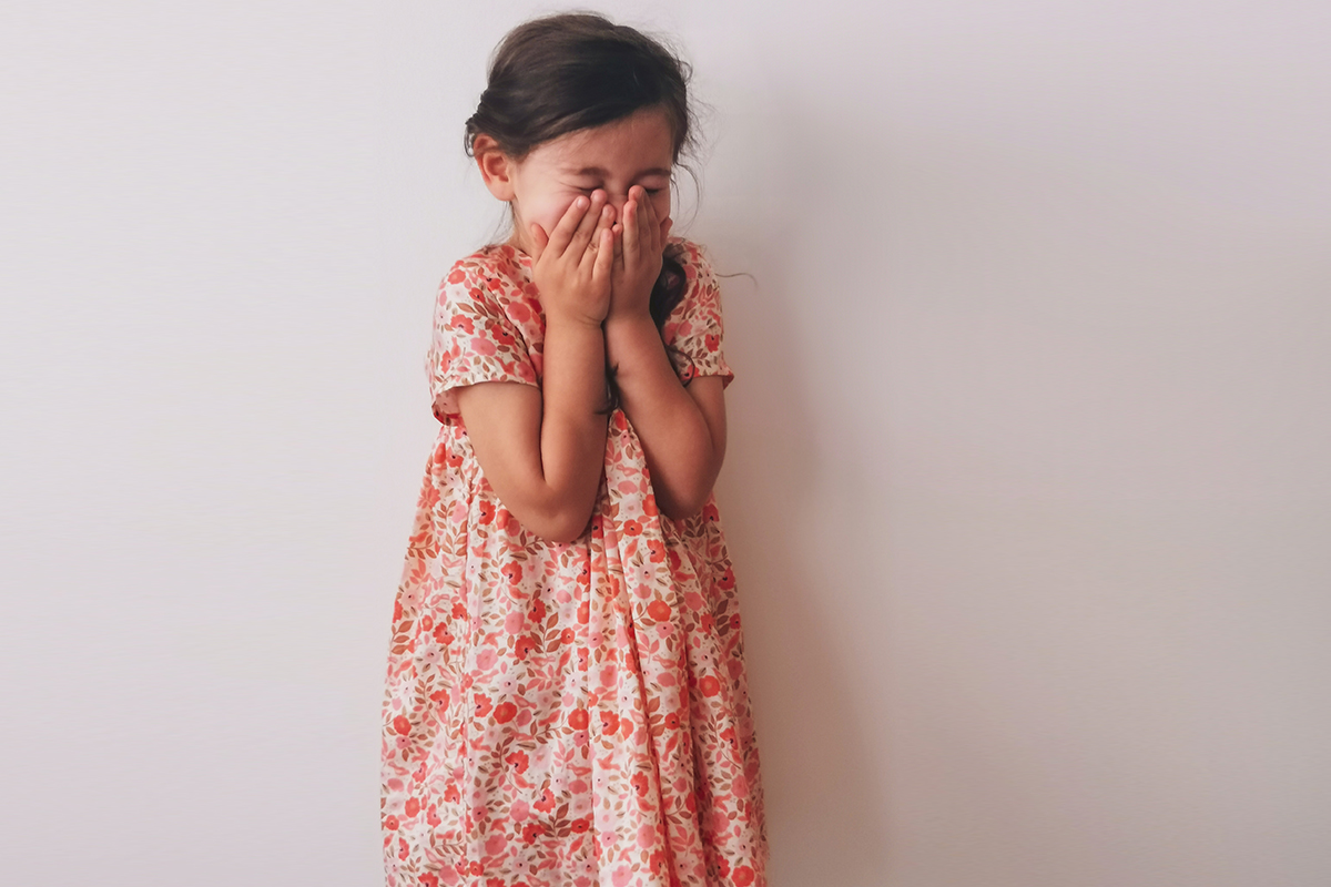 UNE-Origine-precious family-02-1200x800 Enfant dans une robe faite de tissus de la collection UNE Origine