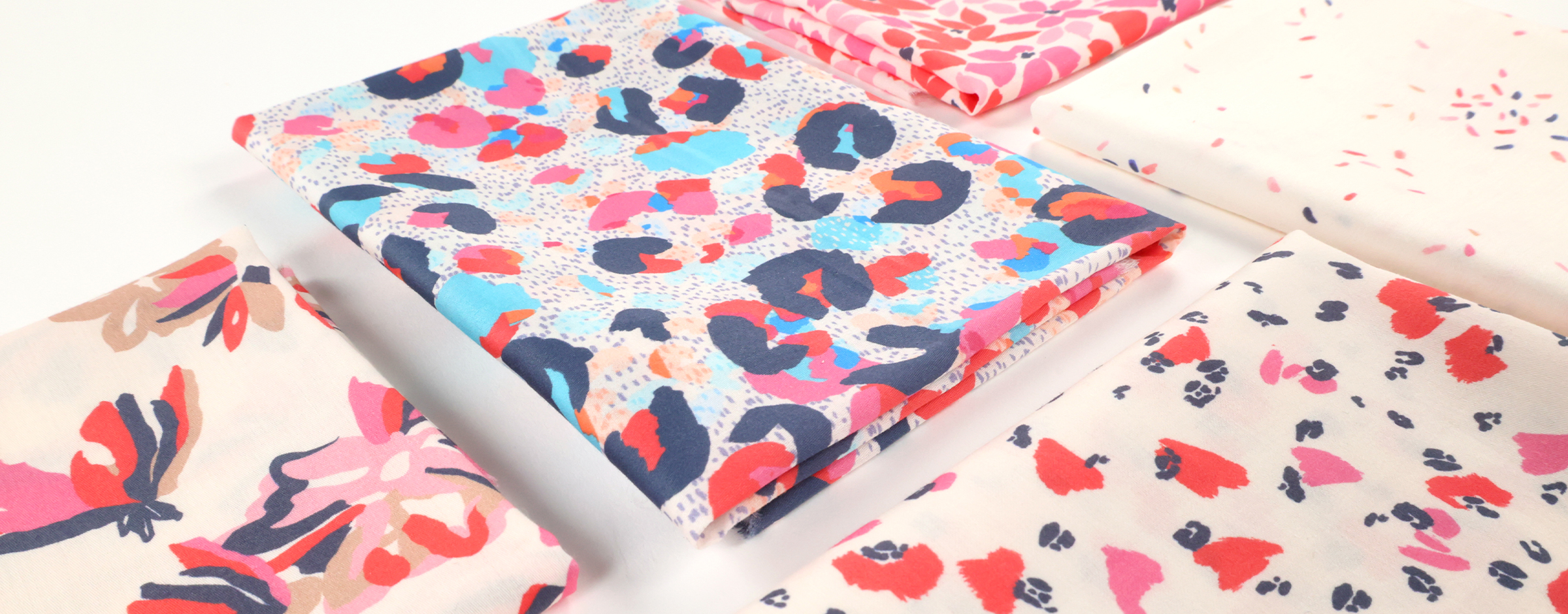 UNE-Origine-rose-marine-01-2400x940.jpg Présentation des différents tissus qui font partie de la collection UNE Origine rose marine de chez Stragier