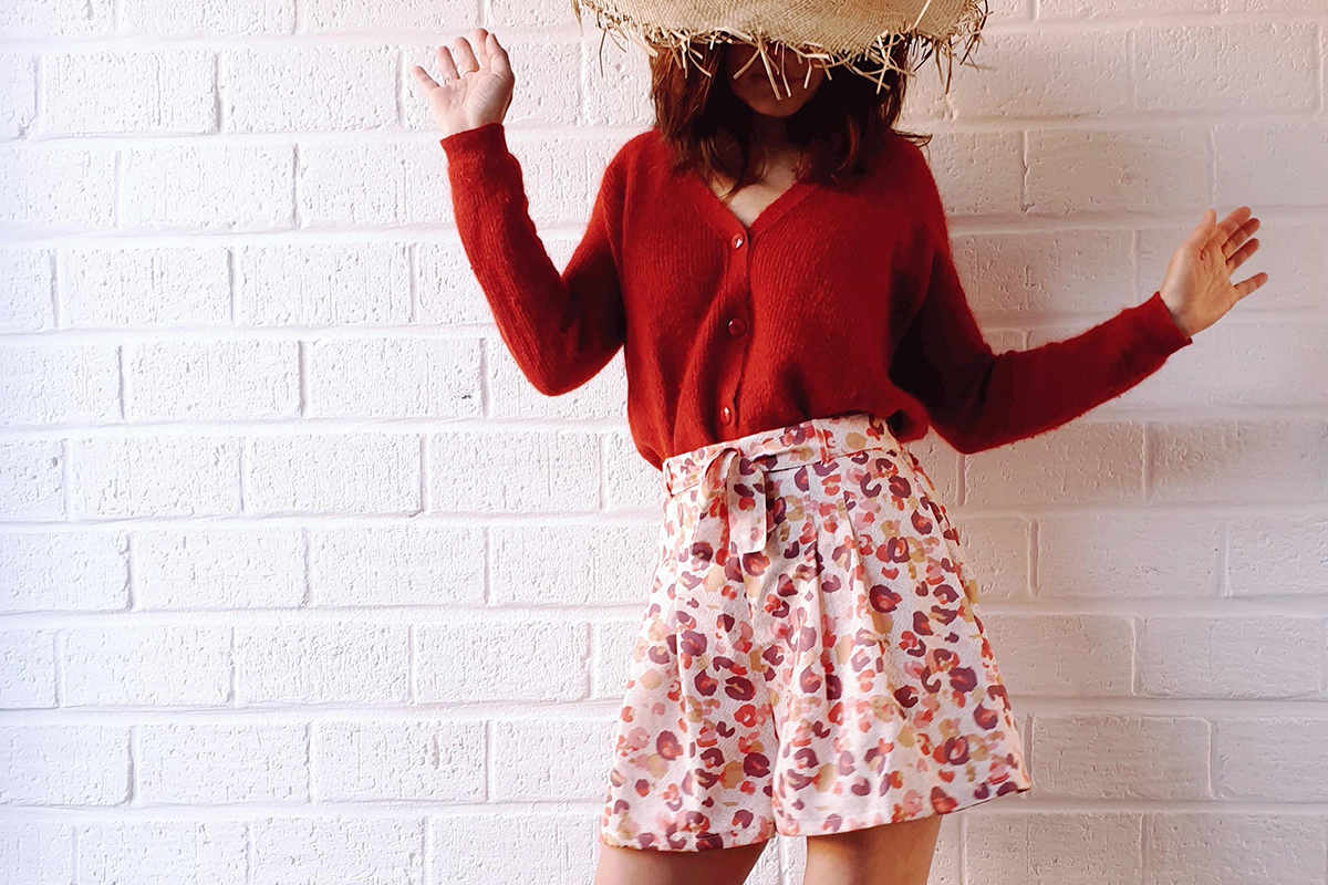 UNE-Origine-thia-01-1200x800 thia dans un short fabriqué dans les tissus de la collection UNE Origine corail rose