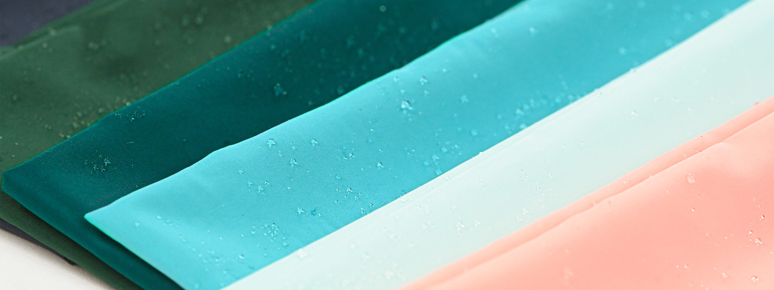 Présentation de nos tissus imperméables déparlant haute performance