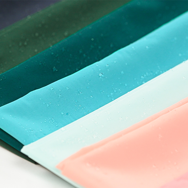 Présentation de nos tissus imperméables déparlant haute performance