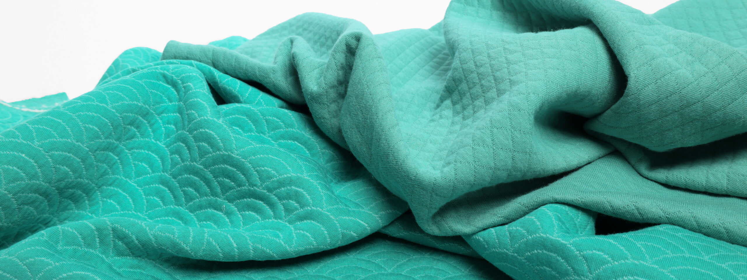 jersey-matelassé-01-2640x992 Présentation d'un tissu en jersey matelassé de chez Stragier