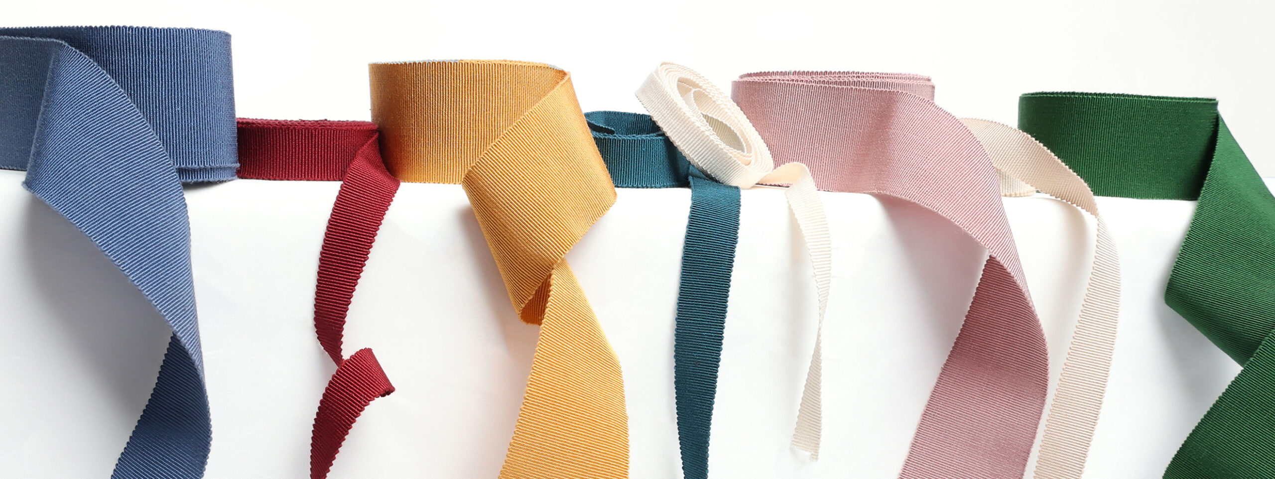 Démonstration de rubans gros grain en coton de différentes couleurs et différentes largeurs