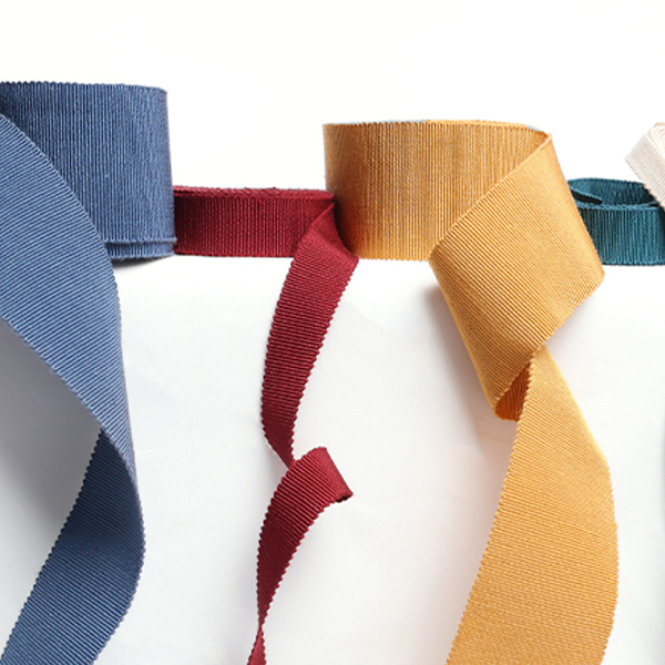 Démonstration de rubans gros grain en coton de différentes couleurs et différentes largeurs