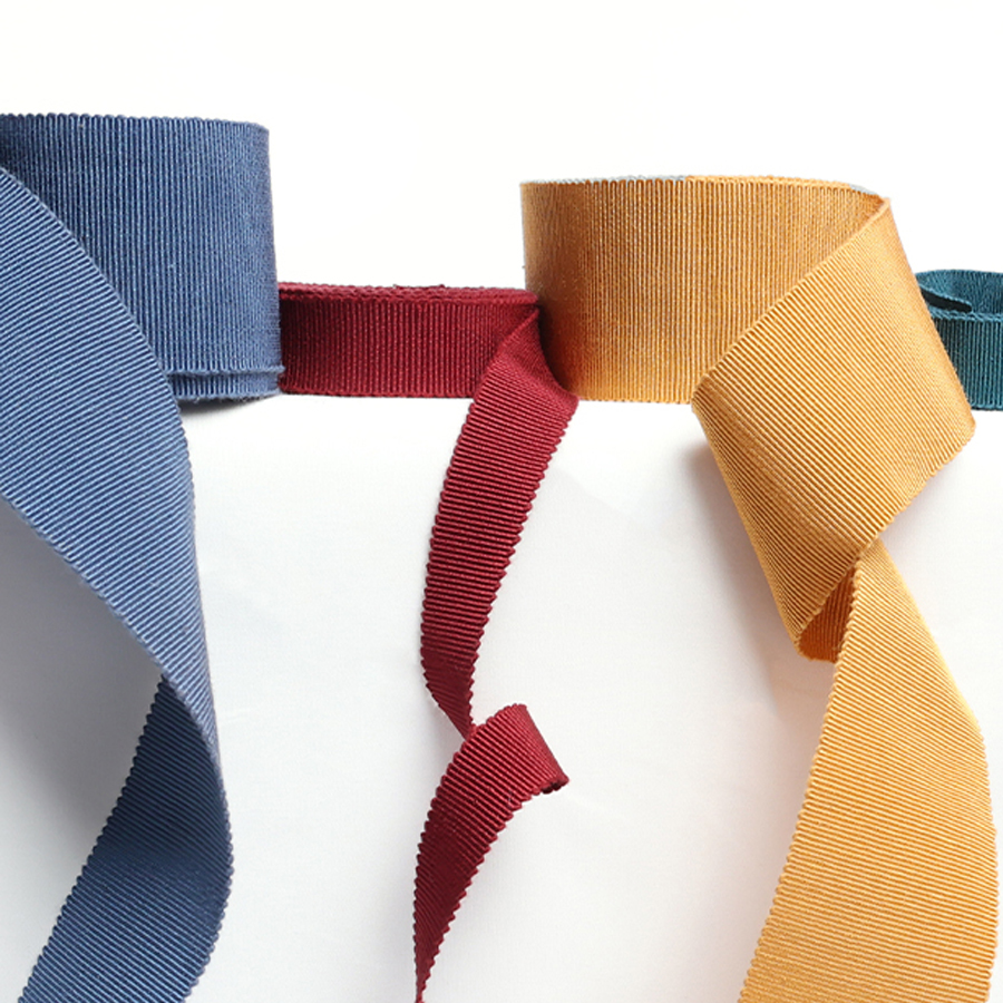 Démonstration de rubans gros grain en coton de différentes couleurs et différentes largeurs