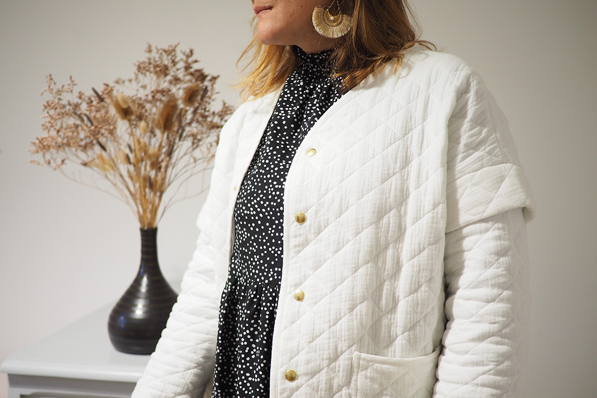 ma_petite_fabrique dans une veste en tissus matelassé coton