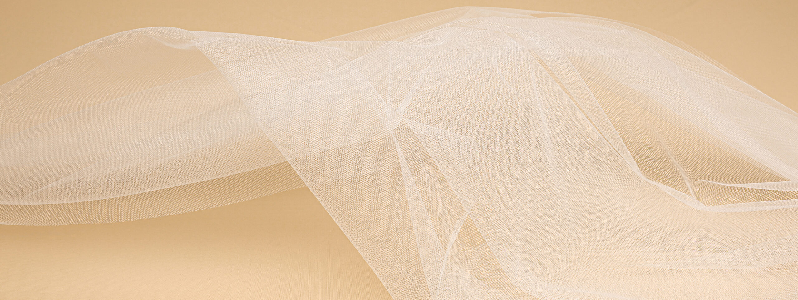 présentation d'un morceau de tulle invisible de chez Stragier