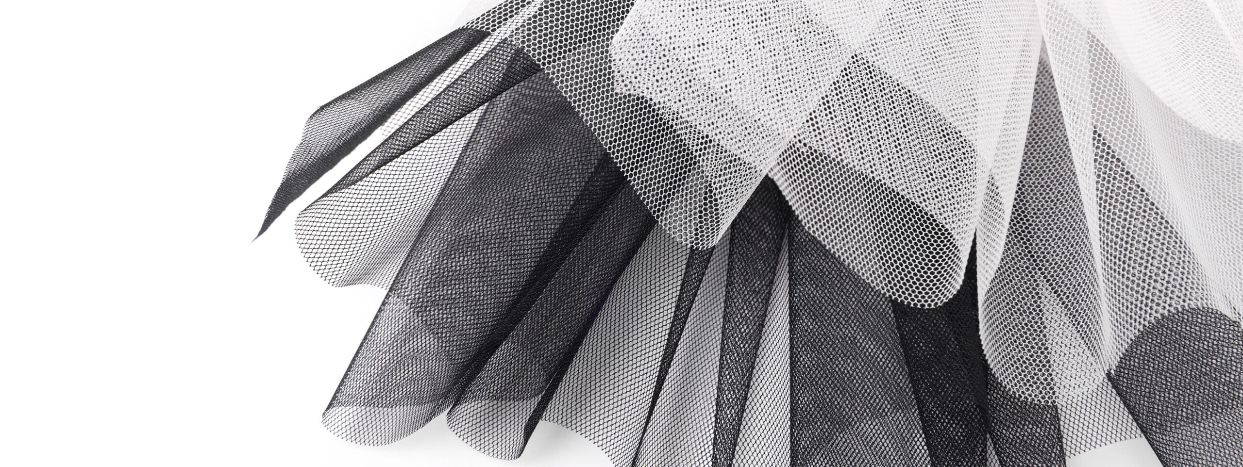Présentation d'un tulle jupon en coloris noir de chez Stragier