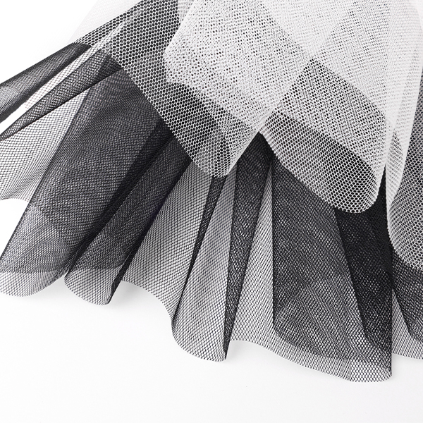 Présentation d'un tulle jupon en coloris noir de chez Stragier