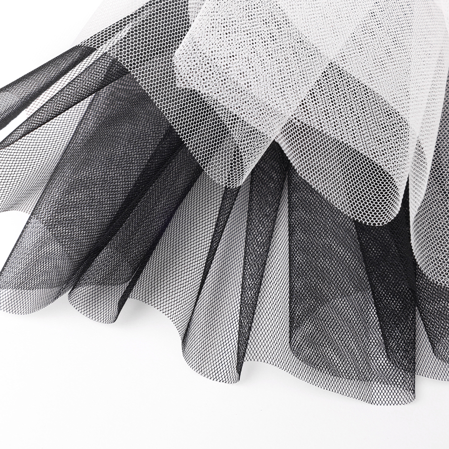 Présentation d'un tulle jupon en coloris noir de chez Stragier