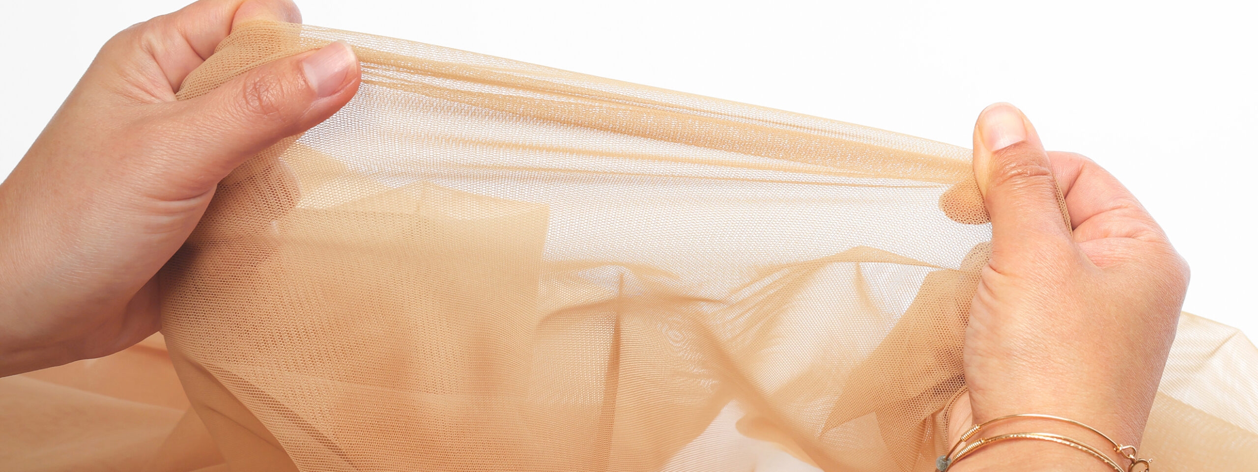 Démonstration d'un tulle stretch provenant de chez Stragier