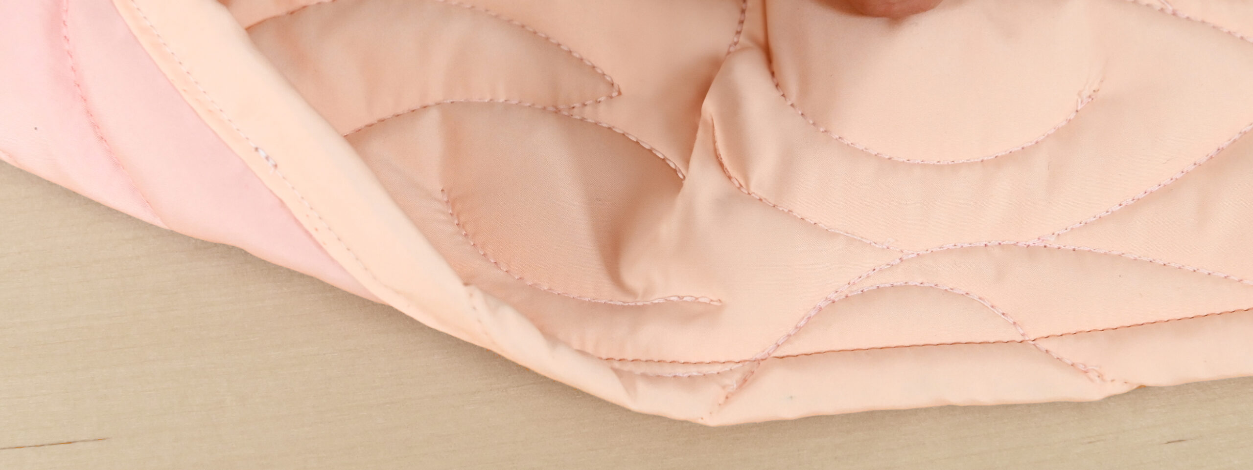 tuto-ourlet-matelassé-01-2640x992 Tutoriel expliquant comment faire un ourlet dans un tissu matelassé de chez Stragier