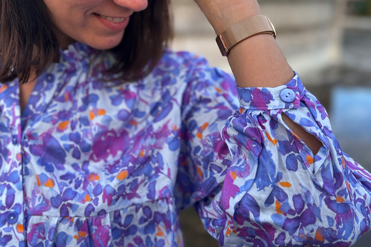 madi sew dans une blouse faite en tissus de la collection UNE