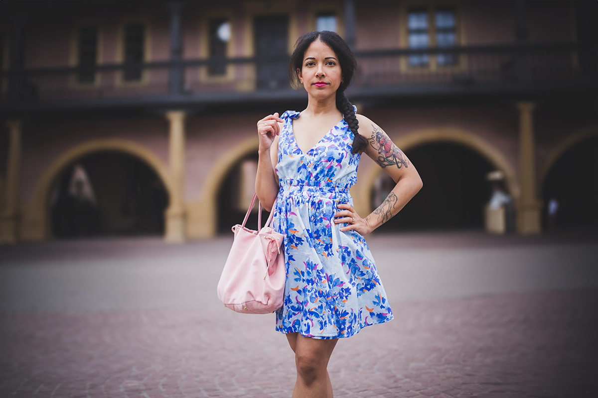 Wonder lucie dans une robe faite en tissus ecoline de la collection UNE expression