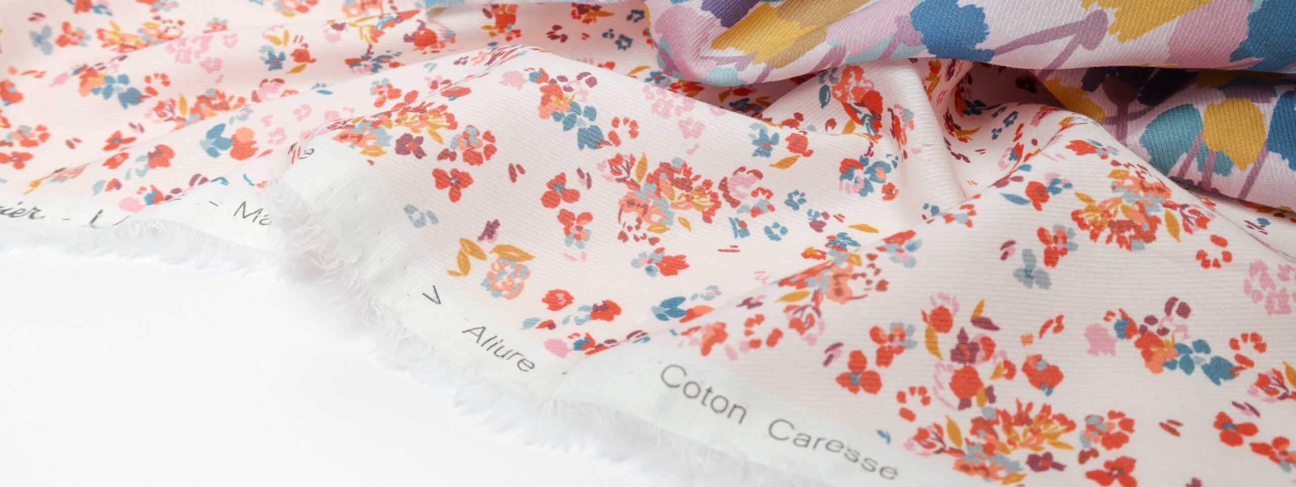 Présentation de nos tissus coton caresse de la collection UNE disponible chez Stragier.