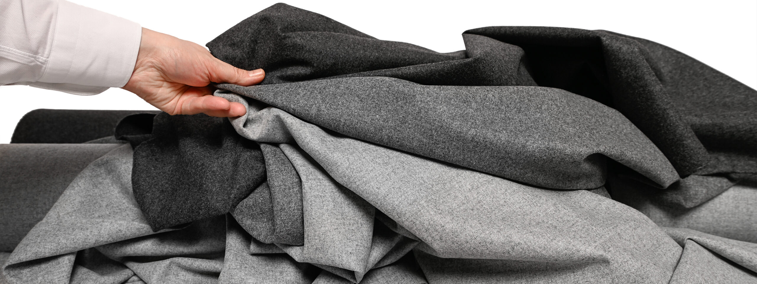 Présentation d'un tissu de laine foulée disponible chez Stragier