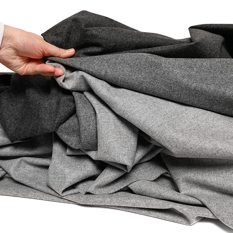 Présentation d'un tissu de laine foulée disponible chez Stragier