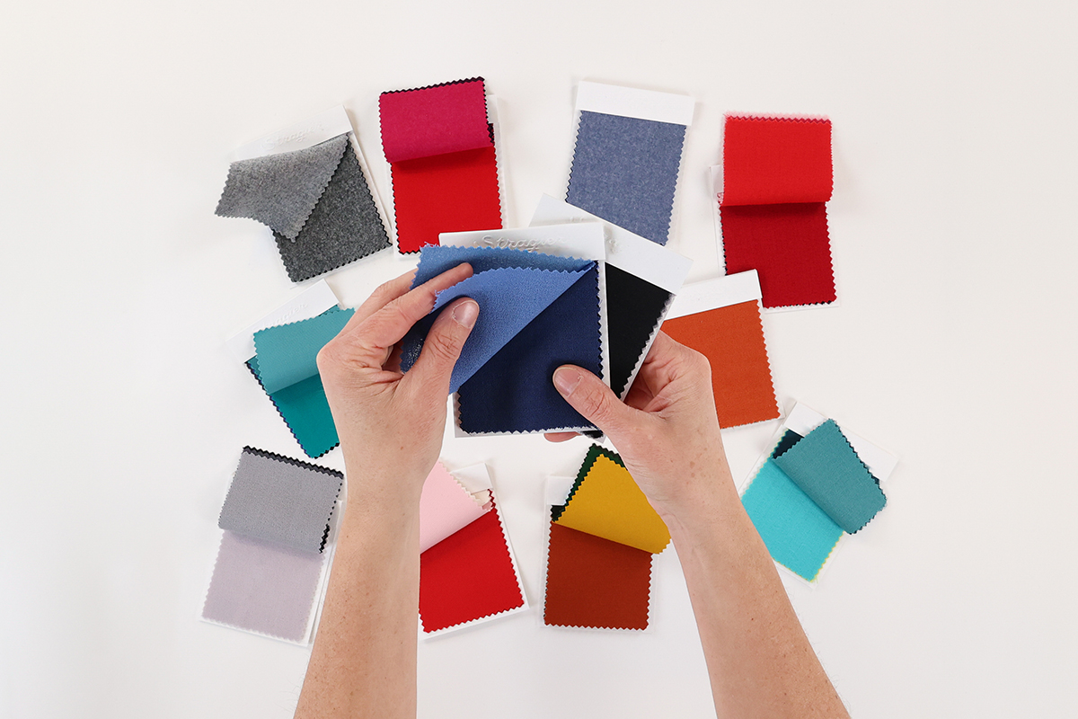 Présentation d'échantillons de notre gamme de laine foulée de chez Stragier