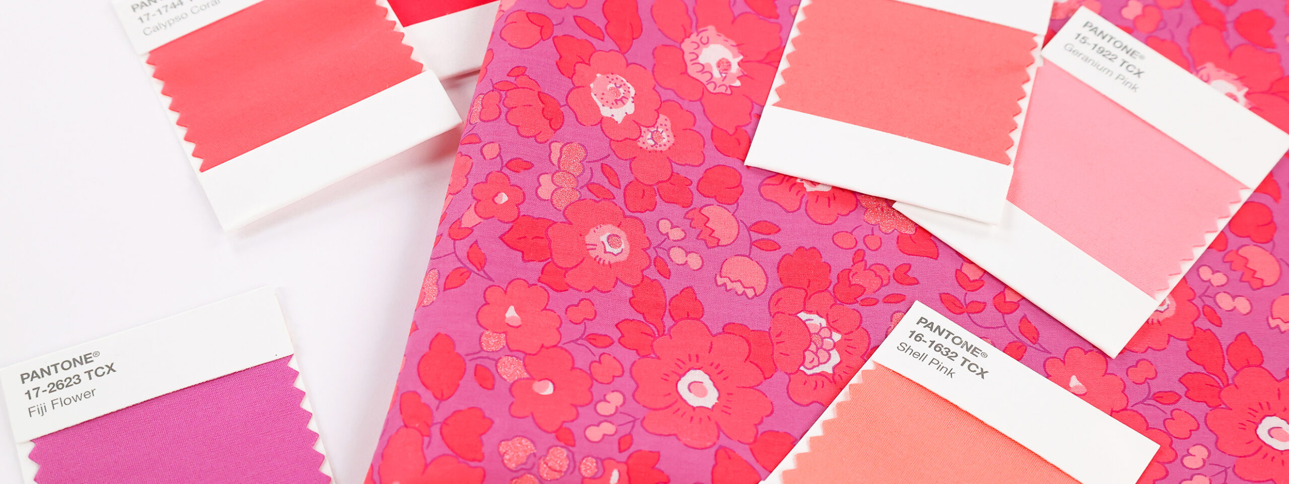 Démonstration du Tana lawn® en exclusivité chez stragier Betsy candy kiss avec ses coloris Pantone