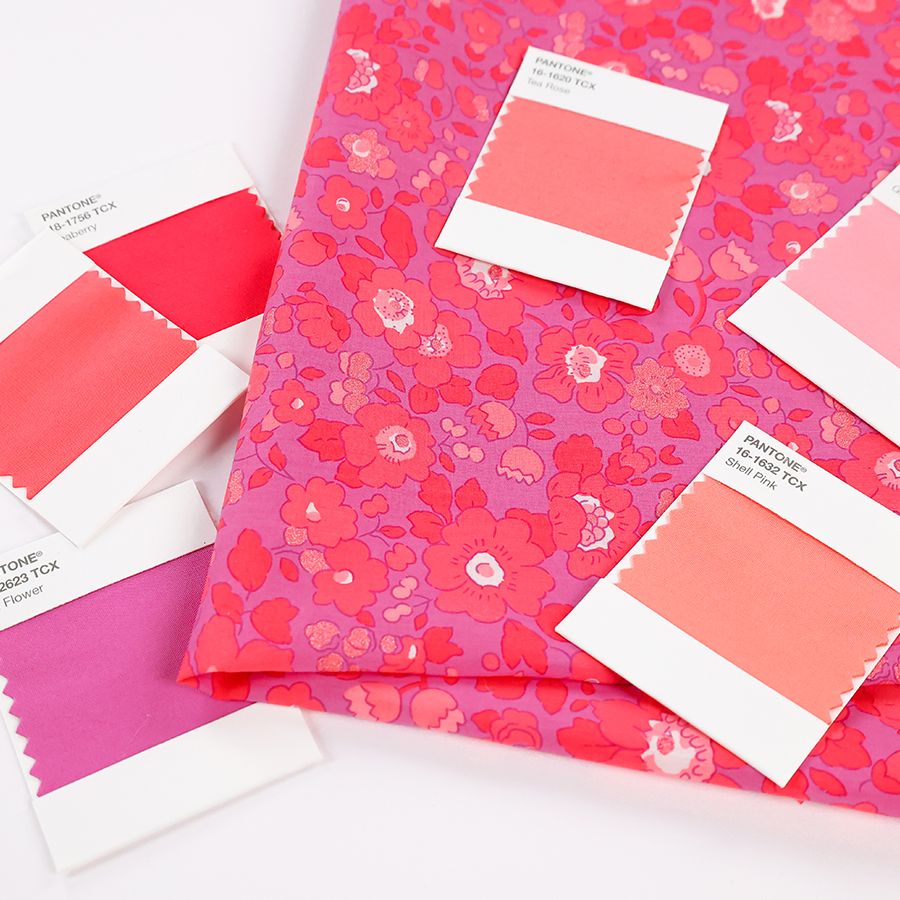 Démonstration du Tana lawn® en exclusivité chez stragier Betsy candy kiss avec ses coloris Pantone