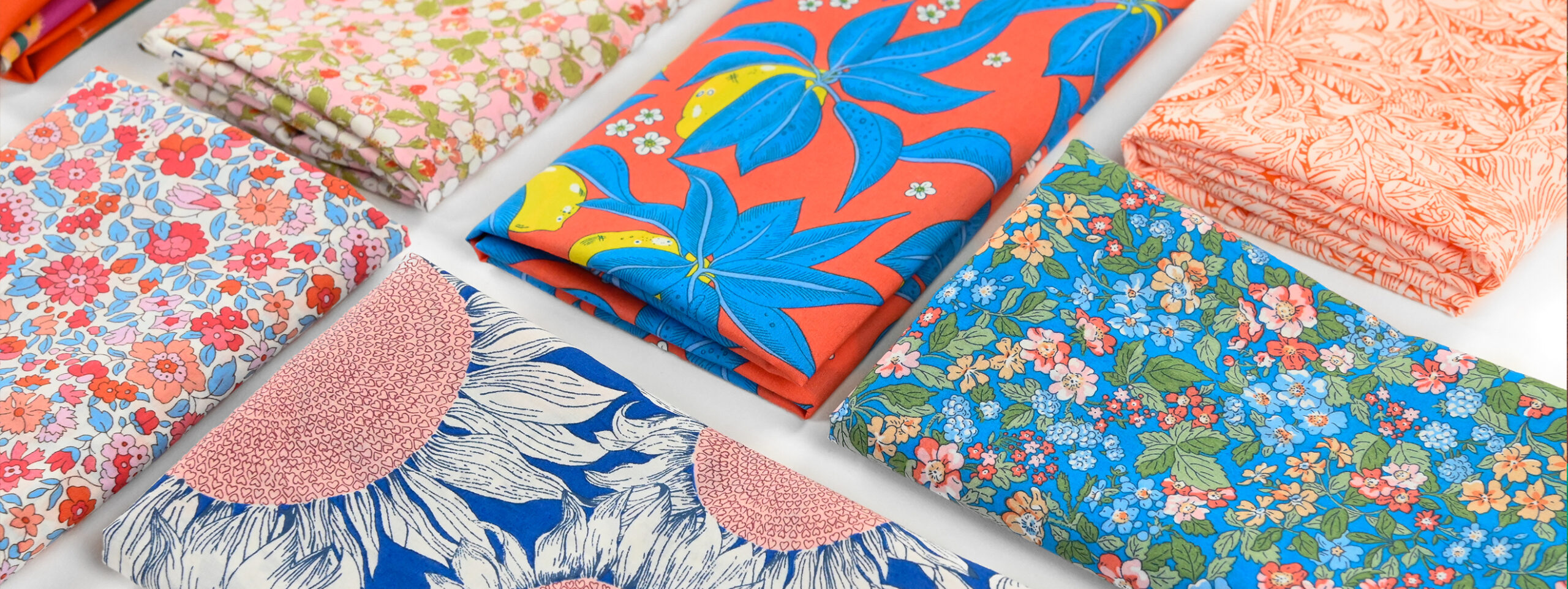 Démonstration de plusieurs motifs de la collection Printemps - Été 2024 A Liberty Kaleidoscope en Tana Lawn