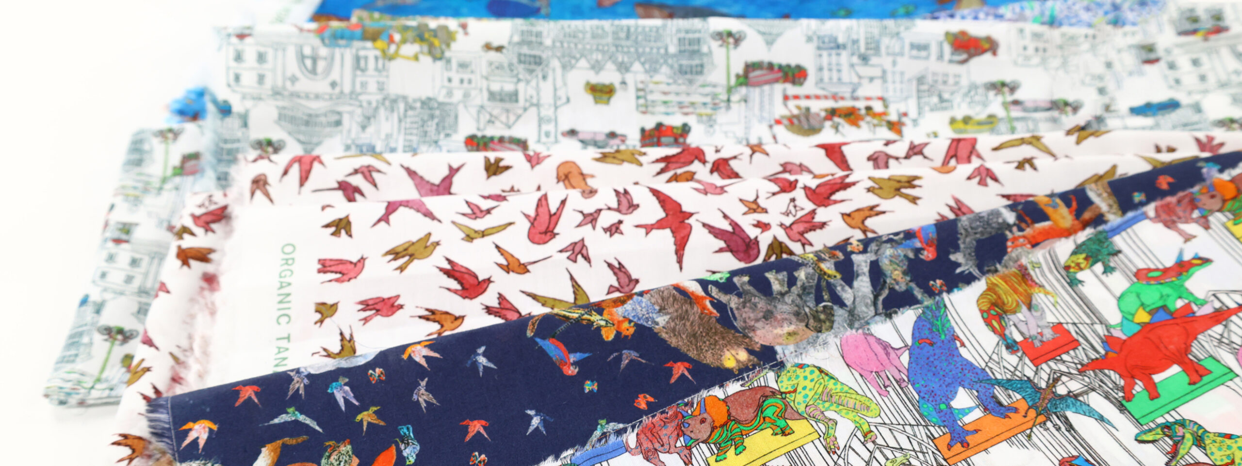 Démonstration d'échantillons de la collection Liberty Wildsmith's Wonderful World en tana lawn