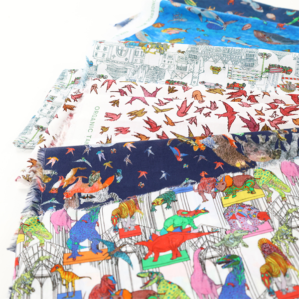 Démonstration d'échantillons de la collection Liberty Wildsmith's Wonderful World en tana lawn