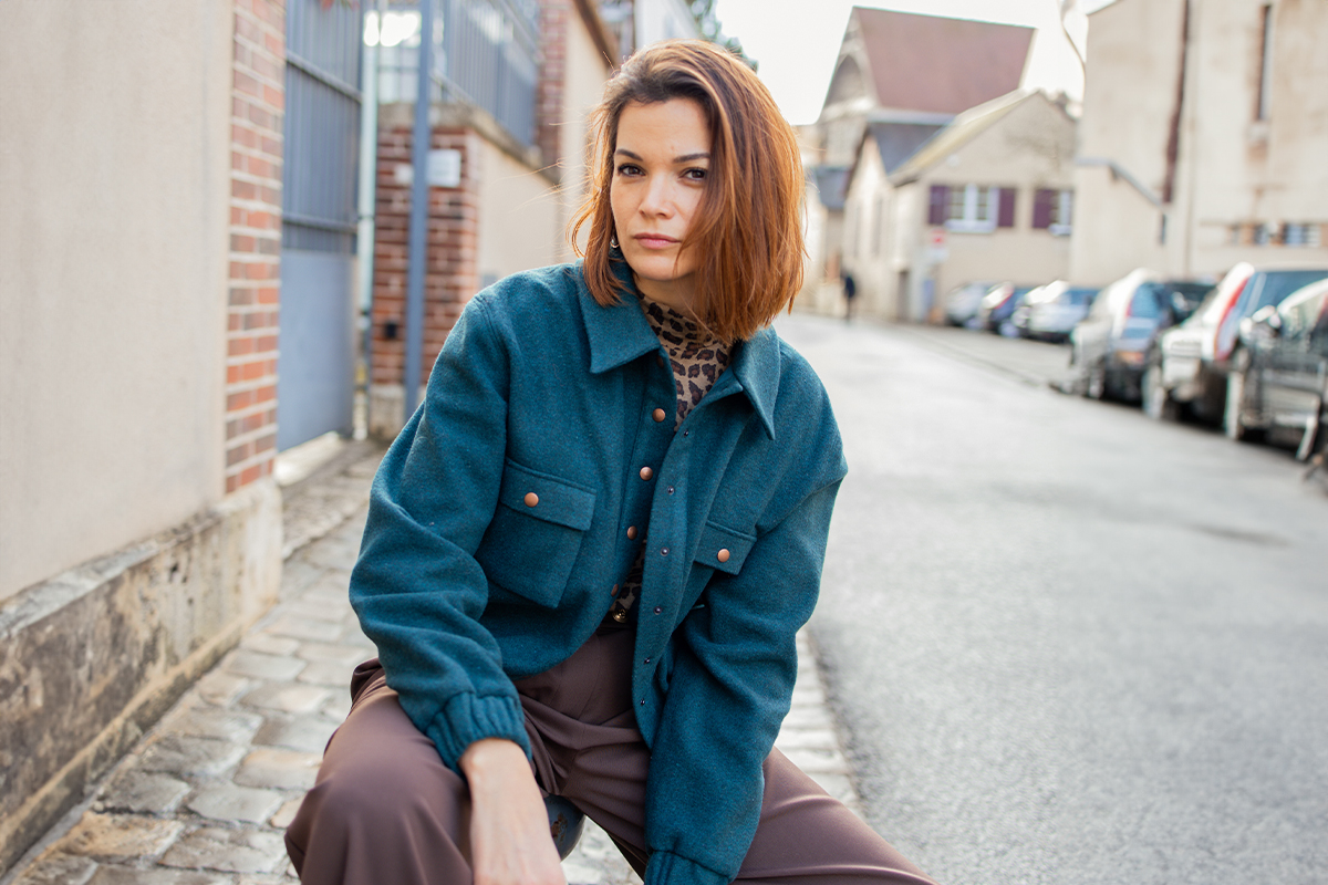 Veste bleu canard faite en velours de laine de chez Stragier