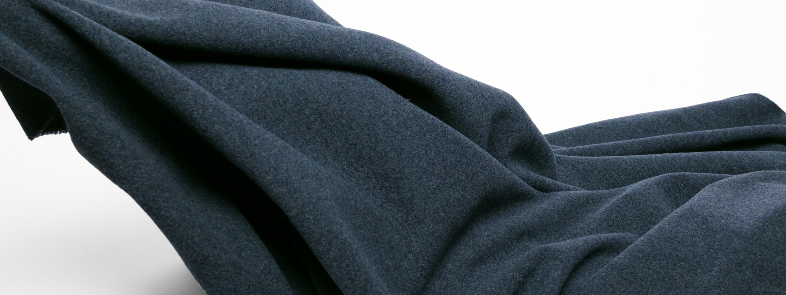 Présentation d'un tissu en velours de laine provenant de chez Stragier