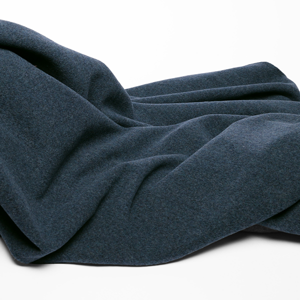 Présentation d'un tissu en velours de laine provenant de chez Stragier