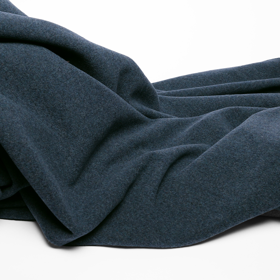 Présentation d'un tissu en velours de laine provenant de chez Stragier