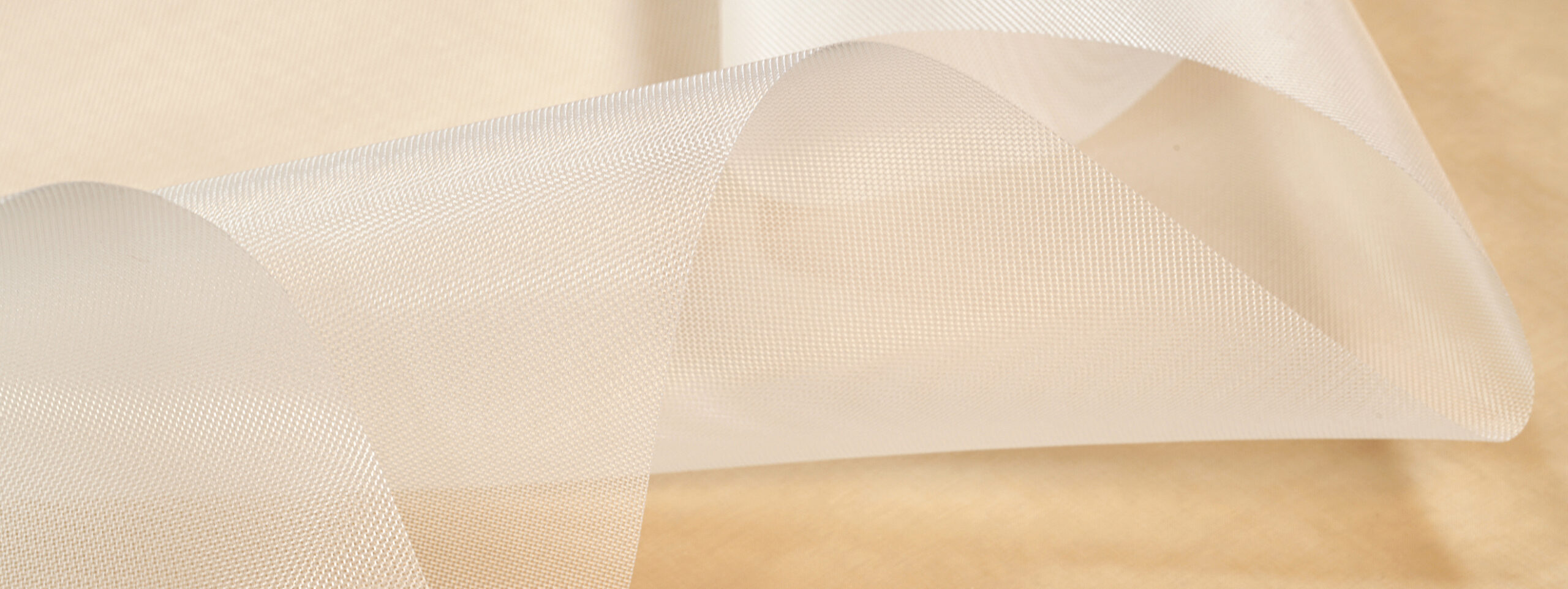 Présentation d'un tissu en crin rigide blanc disponible chez Stragier