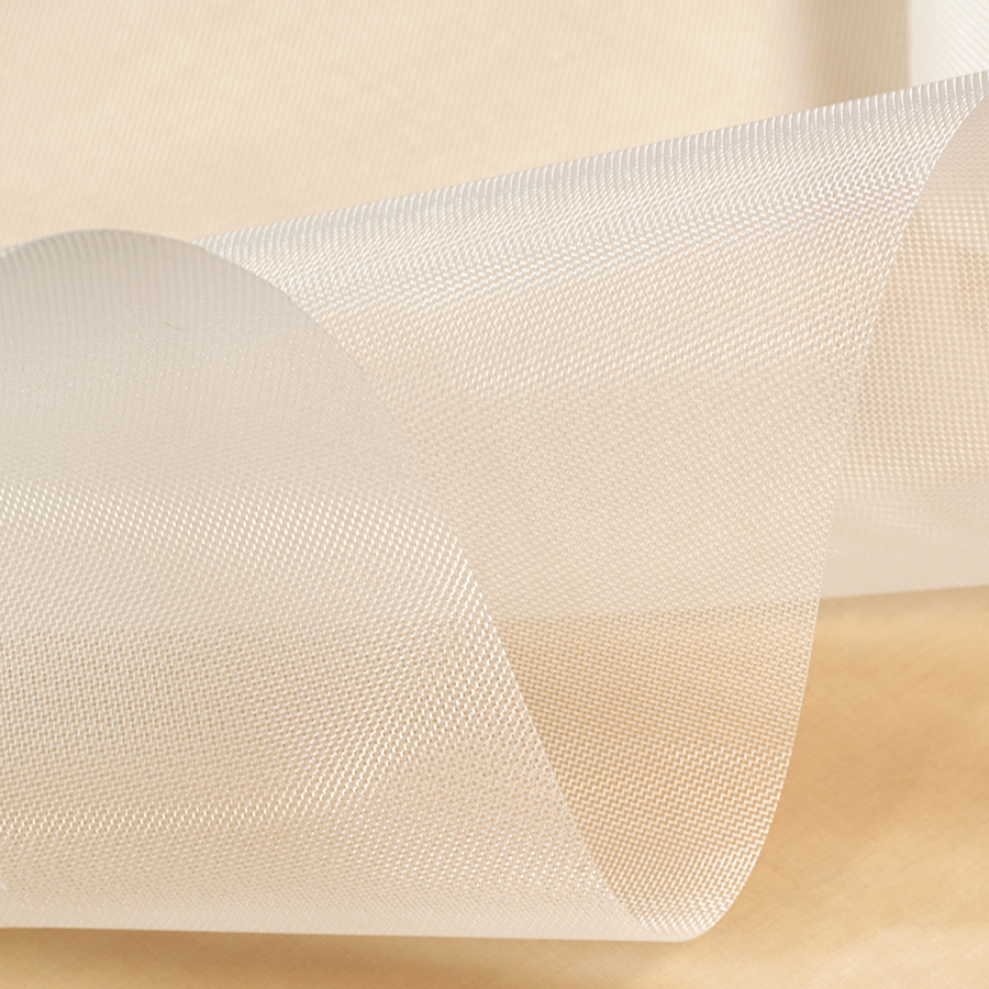 Présentation d'un tissu en crin rigide blanc disponible chez Stragier