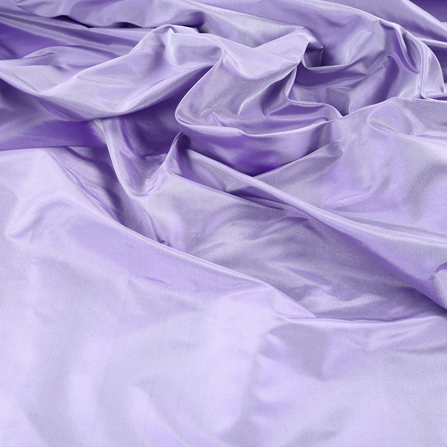 Présentation d'un nos tissus taffetas en soie disponible chez Stragier