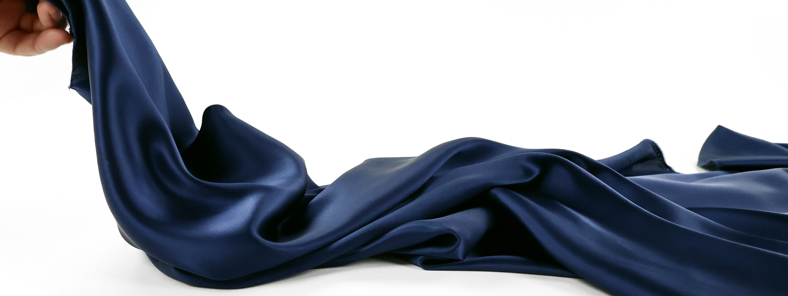 Présentation de la fluidité d'un nos tissus en crêpe Satin disponible chez Stragier